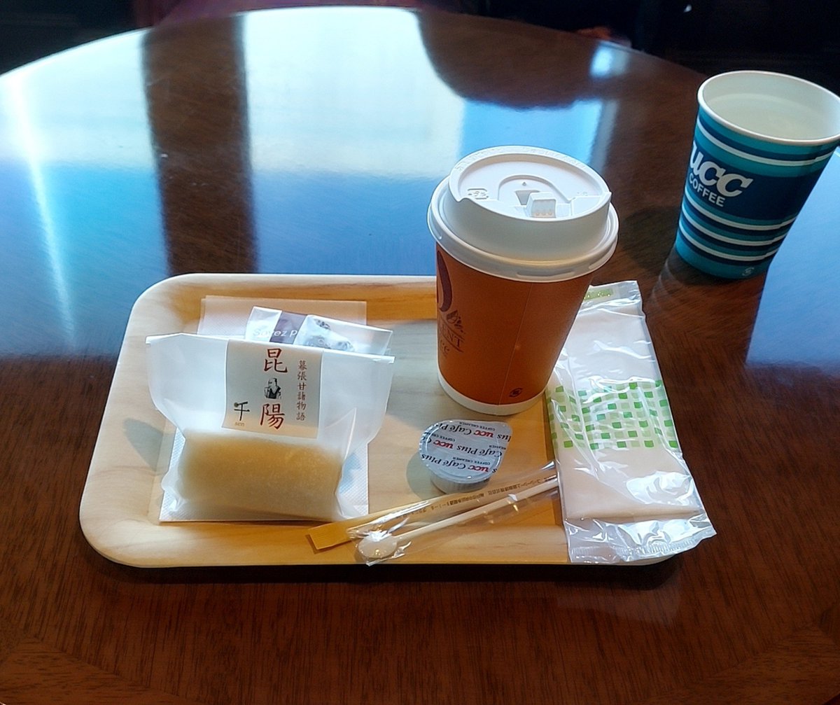 misacchi_o's tweet photo. 朝は抜き、終わってからお昼までの間にコーヒーとスイーツ、お昼がエビとイ���のチリソース https://t.co/z7Fk8cqGfX