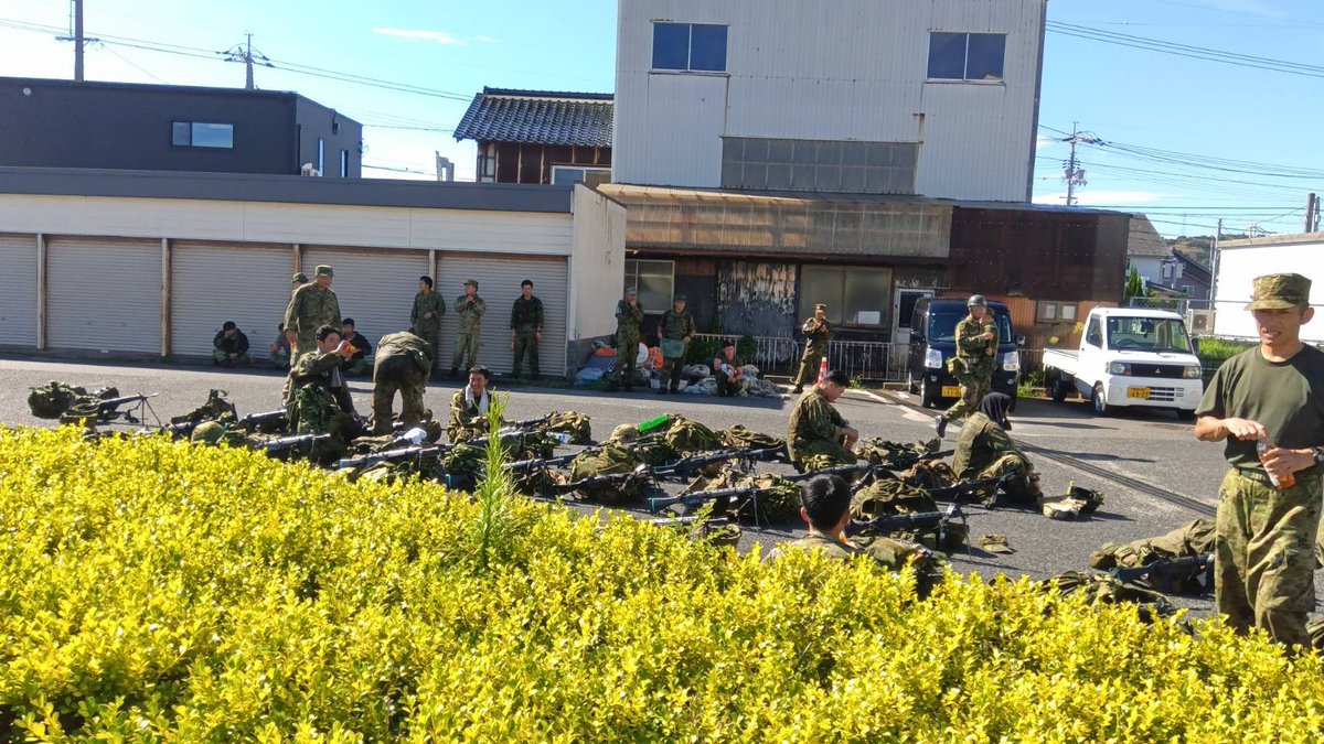 tomocosky's tweet photo. 鳥取県中部での自衛隊の行進。終点の湯梨浜町役場前で抗議行動が実施されました。
そして銃を���って行進していたことが分かる写真も。 https://t.co/4D4e82d9oD