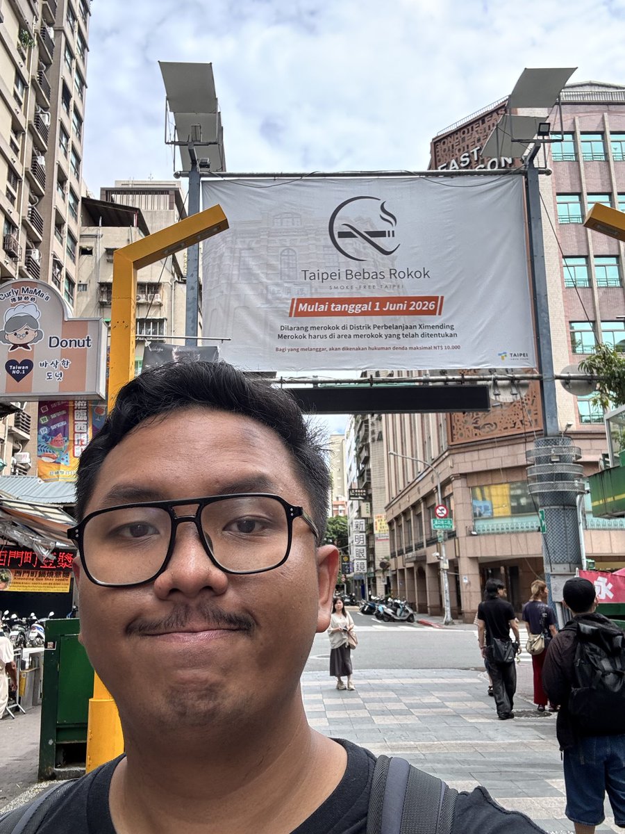 adriansyahyasin's tweet photo. Ke Taipei foto dulu di lokasi doksli larangan merokok berbahasa Indonesia 😁

Waktu itu ada yg menyangkal ini AI, bukan pak wkwkw https://t.co/qjA6It6Dil