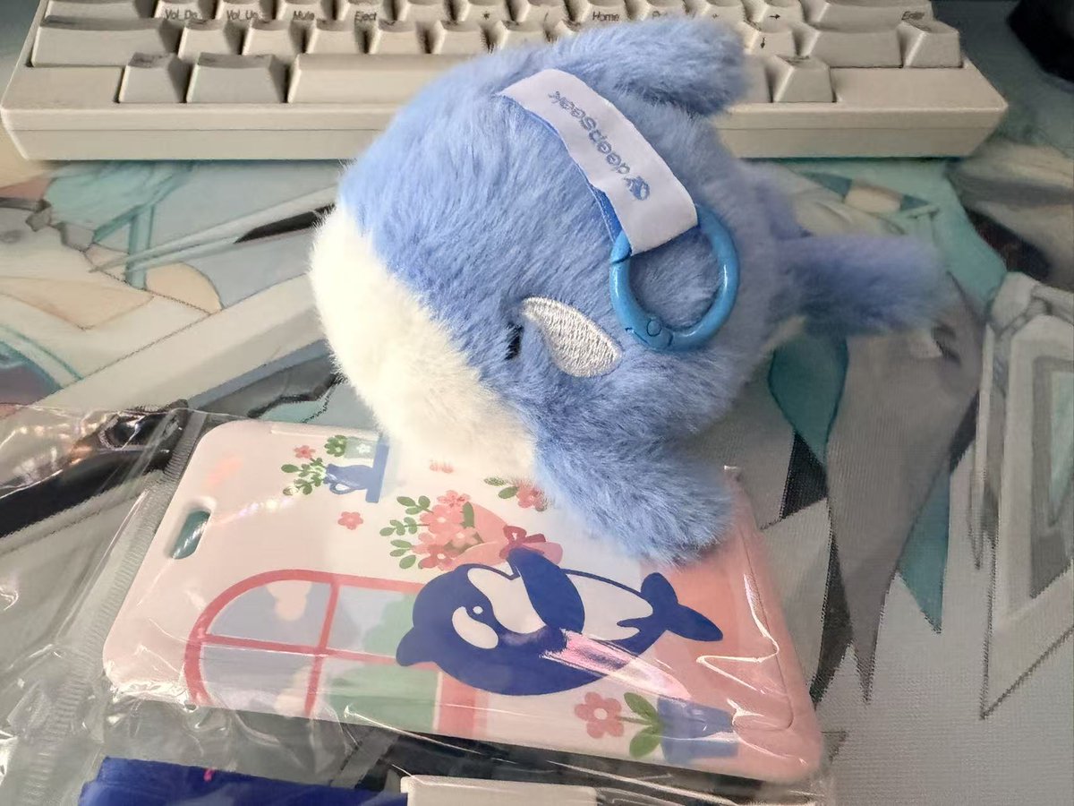 FiniYang's tweet photo. 一大早收到了 DeepSeek Harness 内测纪念品🤗
很用心呀，毛茸茸的小蓝鲸 🐳
话说为什么不是小黑鲸呢 🤔

我们还有个大插件与神秘APP在紧密测试中
📢另外 dsh-openpencil 迎来重大更新 🥳
进一步对齐 OpenPencil 桌面端能力
大幅优化 DS 模型设计能力
版本号 v0.1.0-rc.9
#deepseek #deepseekharness #dsh #openpencil #harness