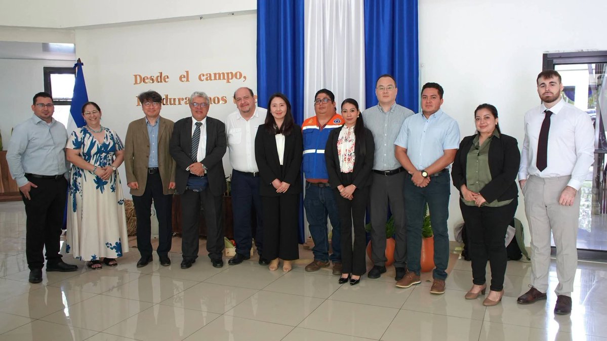 saghonduras's tweet photo. Fortaleciendo la resiliencia climática  en el país

🌱📡 Contar con datos oportunos y confiables permitirá apoyar la toma de decisiones, anticipar riesgos climáticos y contribuir a una agricultura más resiliente y sostenible.

#HondurasNosUne https://t.co/1p1HK3mmtB