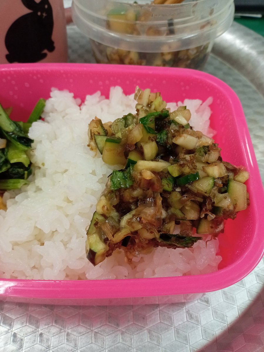 cherrymarch's tweet photo. 今日のおべんとう。小松菜とベーコンのマジックソルト炒め、卵焼き、自作の山形の「だし」、白ごはん、もずく酢、野菜ジュース。新しい包丁を買ったので野菜を切るのが超楽しい。山形の「だし」作りは包丁の切れ味を楽しむのにうってつけです。 https://t.co/Nz4qxW3FZm