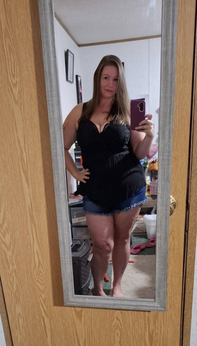 sheena85xo's tweet photo. First day of the "ber" months and the feel outside is 104 degrees! I kinda can't wait to wear my hoodies... Although I despise winter, I love fall and spring... https://t.co/30ZrAc4Jyo