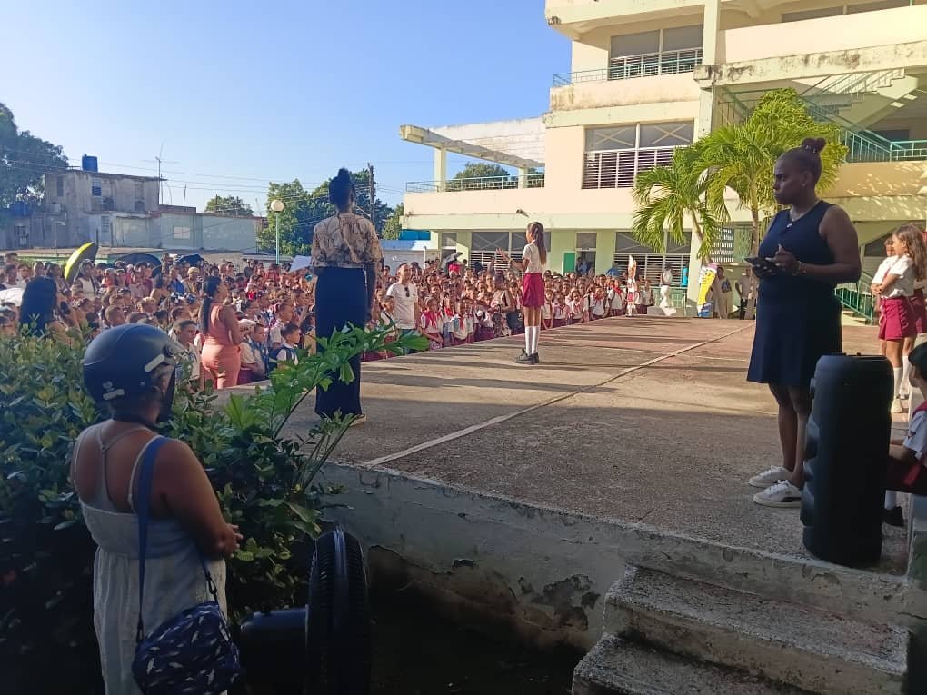 IvisCasteleiro's tweet photo. Acto de Inicio del Curso Escolar 2026-2027 desde la Escuela Rene Bedia ZD Callejas. #CubaEstáFirme. #CubaNoSeRinde. #LaHabanaViveEnMí. https://t.co/gjAUYqqa4c