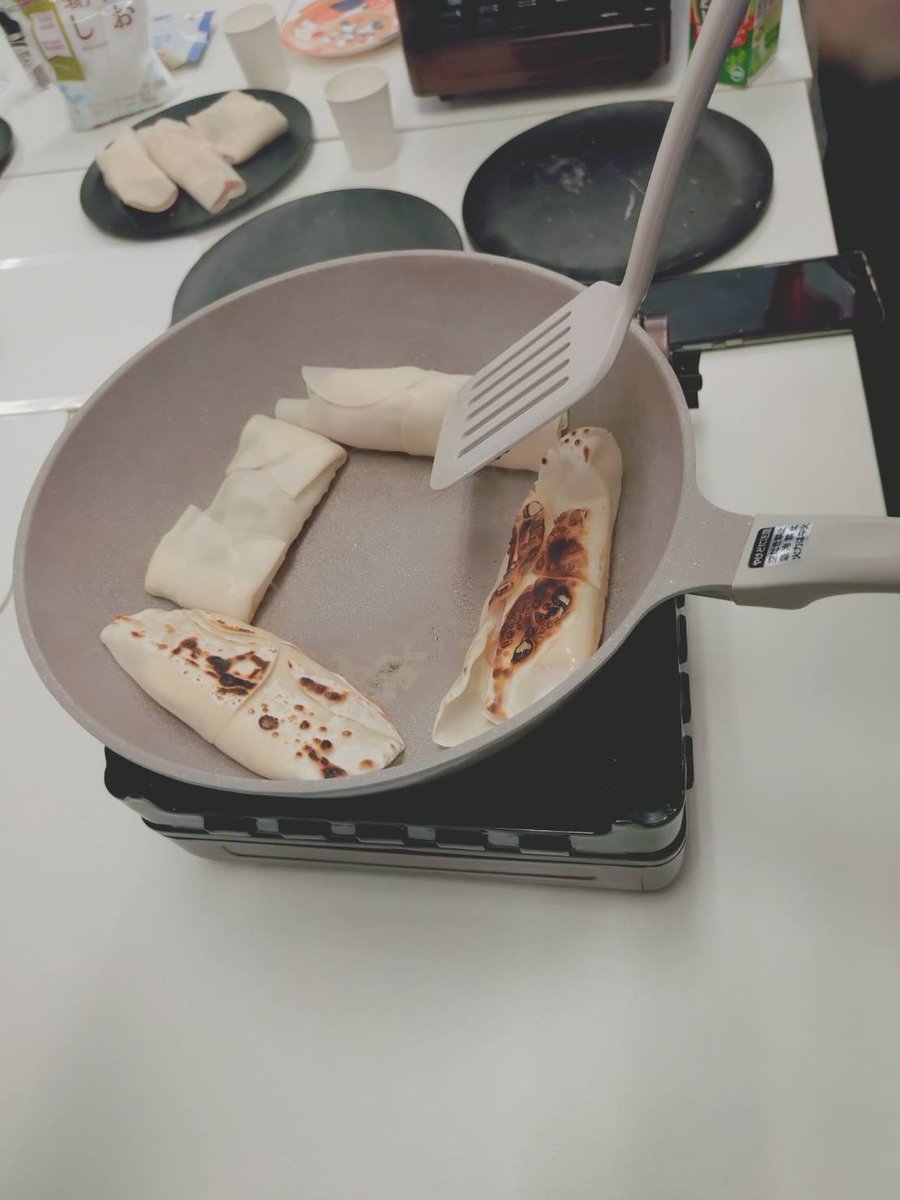 imp_sprt's tweet photo. 【8/25(火) 2コマ目 クッキングプログラム🍴】

毎月恒例のクッキングプログラムを行いました🍴
今回は餃子の皮で作るブリトーに挑戦いたしました！！
トルティーヤ等で作るのがお馴染みですが水でくっつくので意外包みやすく好きなものを入れられてとても美味しく作れました
😆✨️

#就労移行支援B型 https://t.co/iRkmADnhVL