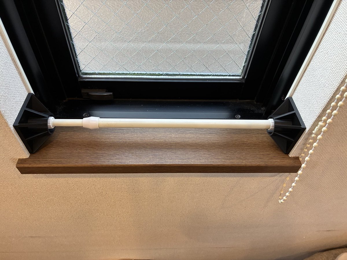 masunarik's tweet photo. 窓枠の壁紙が剥がれていたので、家にあった伸縮棒と3Dプリンターで作ったサポートを使い、木工ポンドで補修中👍欲しい時に直ぐ作れる3Dプリンターは便利😊 https://t.co/clvQ2kmKBS