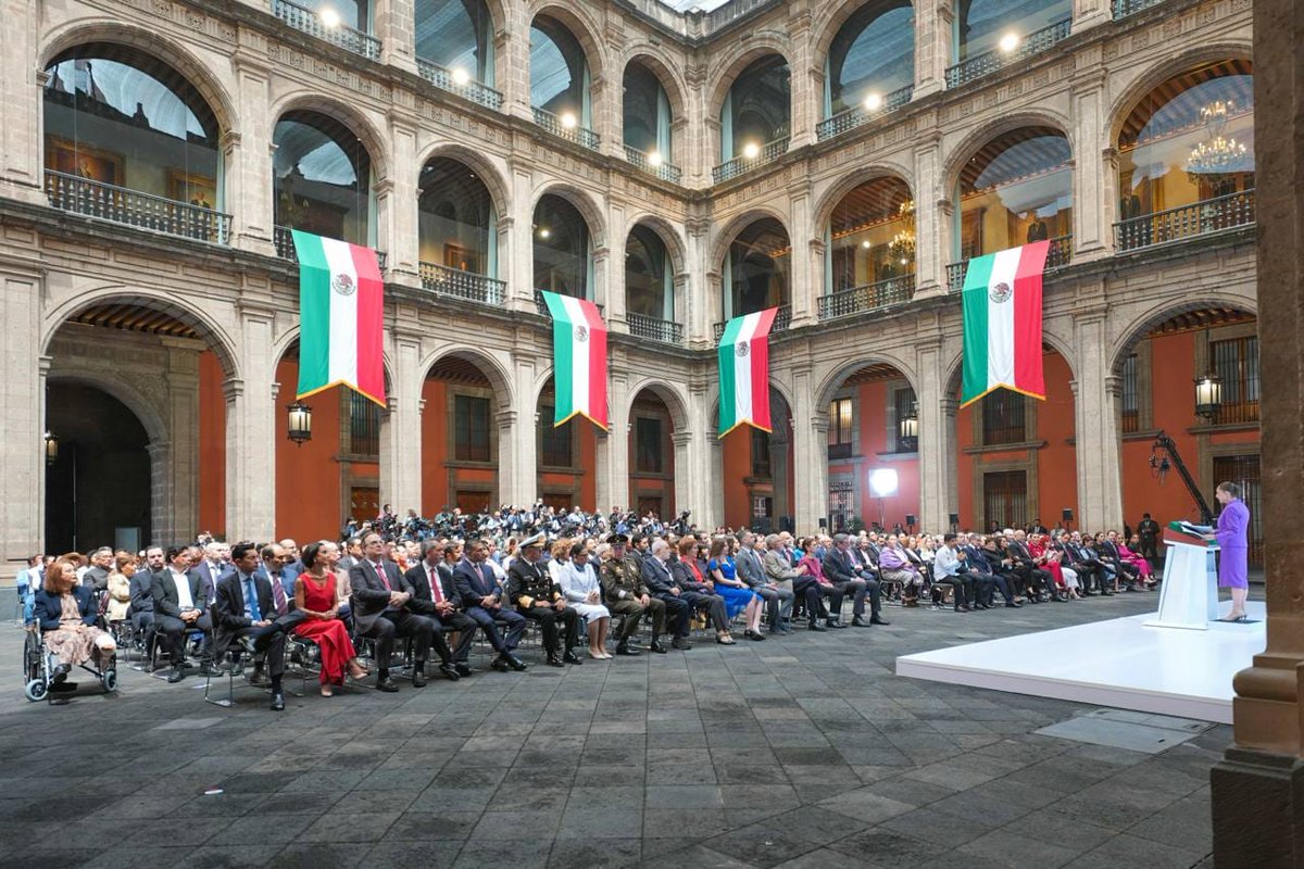 RedAMLOGro's tweet photo. Evelyn Salgado Pineda refrendó su respaldo al gobierno de la presidenta Claudia Sheinbaum durante su Segundo Informe, asegurando que Guerrero continúa avanzando de la mano de la Federación en beneficio de la ciudadanía. https://t.co/liFfbeyMOI