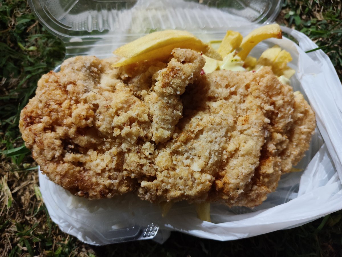 lugiivs's tweet photo. dudo que comer en un restaurante cinco estrellas sea mejor q comerte un broaster con sus latitas en un parque https://t.co/Hw2WET7L0C