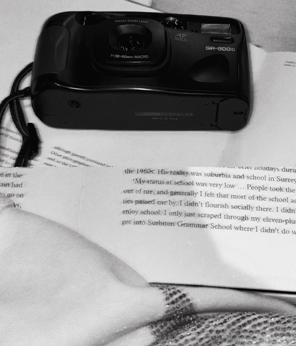 Fuko_mp3's tweet photo. Why did narin choose to post this specific book extract about feeling socially isolated and watching time fly by with this old ass camera. Knowing how long she spent training it might be related. Or maybe she’s having an aesthetic feeling. https://t.co/4JcH1EeVBT