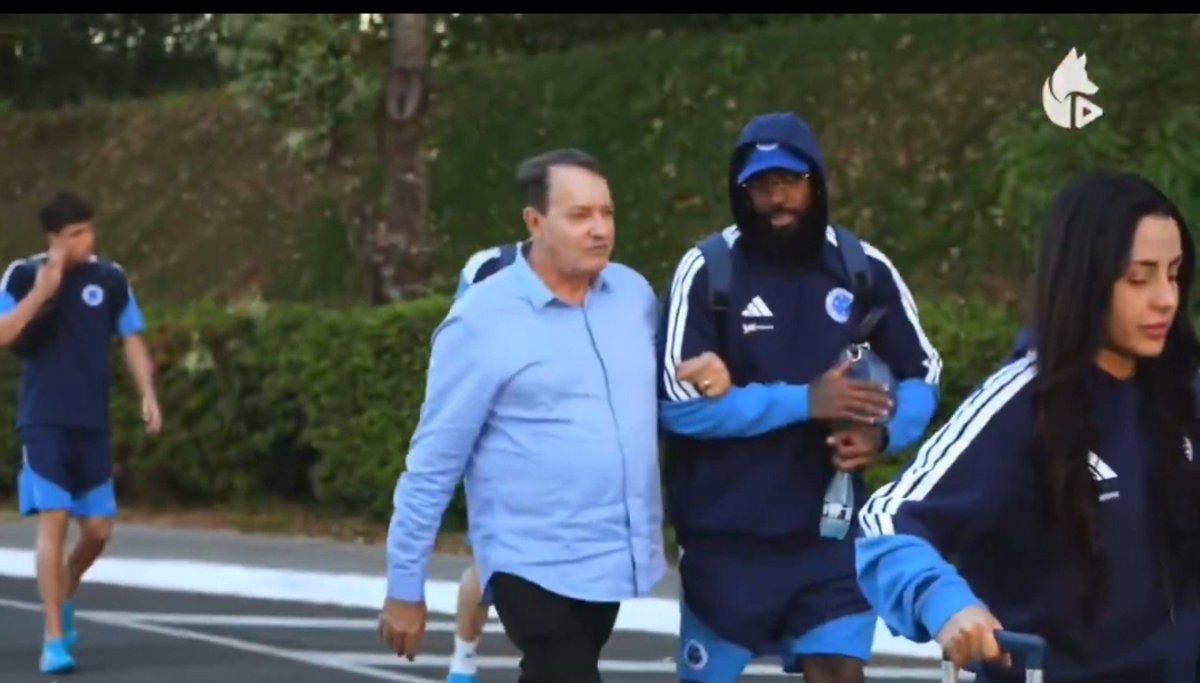 cristyan_kelwen's tweet photo. Os vexames desse elenco não é atoa, você não vê esse tipo de coisa em clube NENHUM. Enquanto o Pedrinho for um bobo emocionado que tieta jogador, o Cruzeiro não vai ganhar nada. https://t.co/8dq5J2JigF