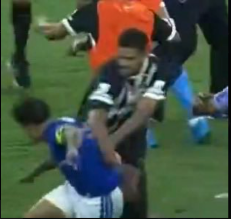 lelfelipersrs's tweet photo. @futebol_info melhor classico do brasil disparado kkkkkkk viva o futebol raiz https://t.co/9LzTd7MHkS