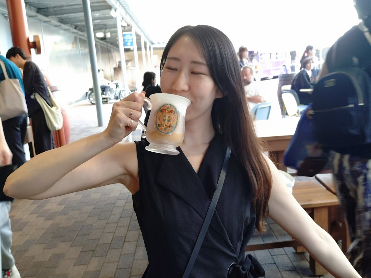 senatmam's tweet photo. 3-4時間かかるって聞いてマジでビビったけど、この日は涼しくて過ごしやすかったし、程よく休憩できてあっという間だった〜
バタービールは　#ハリポタスタジオ　のが美味しかった〜　これは夏季限定フローズン🍻 https://t.co/aqkENl35GO