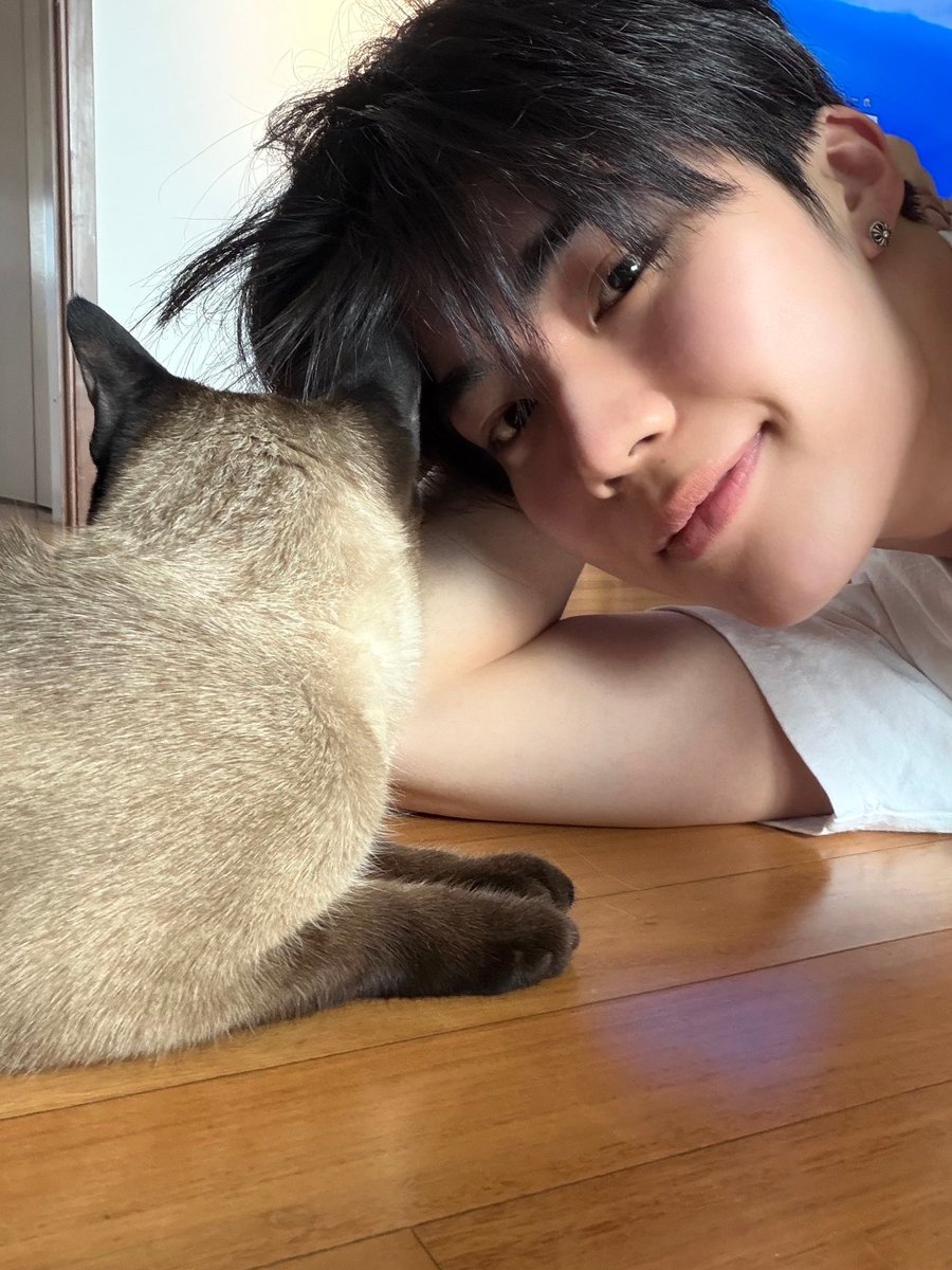 myseokryudan's tweet photo. 🧸 morning with the beast
🧸 it's realllly hard to take a selca with gia
🧸 when i come next to him he keeps staring at me

and then gunwook provided the proof pics of gia turning his head away from the camera plssss 😭 our aegi prince is actually a wild beast... https://t.co/mXhaQi8NvV