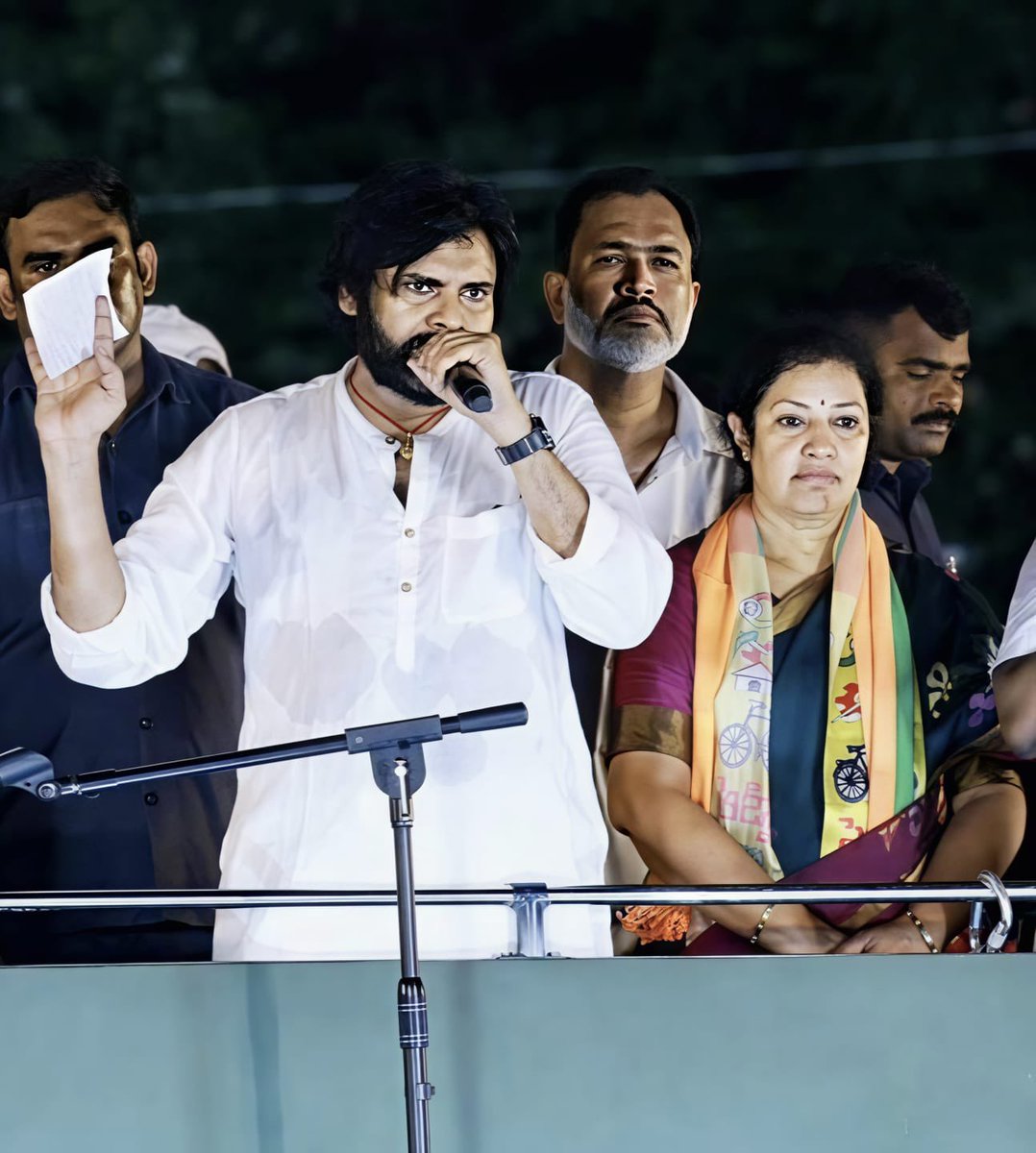 PurandeswariBJP's tweet photo. ✨జనసేన పార్టీ అధ్యక్షులు, ఉప ముఖ్యమంత్రి, సోదరులు శ్రీ పవన్ కళ్యాణ్ గారికి హృదయపూర్వక జన్మదిన శుభాకాంక్షలు...💐
#PawanKalyan
 #HBDJanaSenaniPawanKalyan https://t.co/5pdEuSuXAc