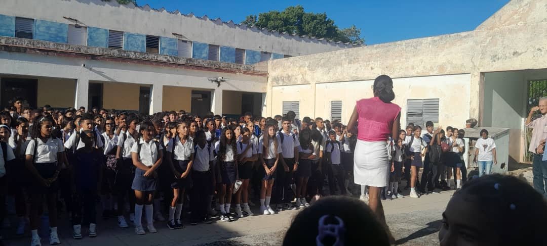 IvisCasteleiro's tweet photo. Acto de inicio del curso escolar 2026-2027 en la escuela Secundaria Basica. Rafael Carini. CP Víbora Park. #LaHabanaViveEnMí. https://t.co/eXaXgjfycy
