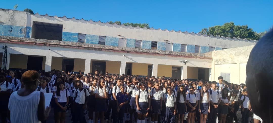 IvisCasteleiro's tweet photo. Acto de inicio del curso escolar 2026-2027 en la escuela Secundaria Basica. Rafael Carini. CP Víbora Park. #LaHabanaViveEnMí. https://t.co/eXaXgjfycy