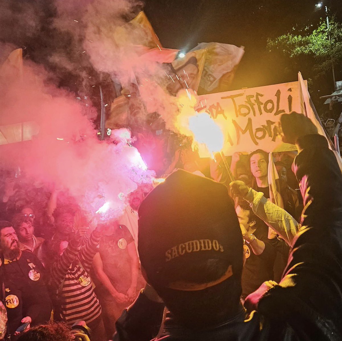 rafamacris's tweet photo. Hoje foi brabo! O exército acordou e tomou as ruas! Continuem... apenas continuem... Vamos estar em todos os lugares, em todos os celulares, em todas as mentes... VAMOS VENCER! https://t.co/JuVmqeNARg
