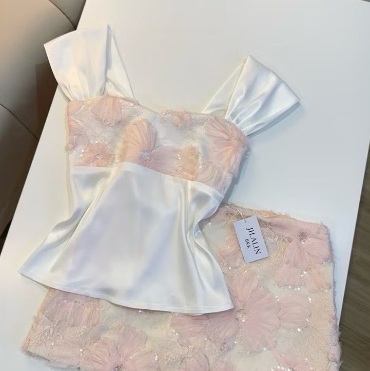 kikipaloa's tweet photo. เสื้อร้านนี้ดีเทลคือน่ารักมาก ลูกไม้ แล้วปักเลื่อมวิ้งๆ มีกระโปรง เสื้อคล้องคอ มินิเดรส แล้วแต่ละตัวคือสวย หวานเลย แล้วผ้าไม่บางราคา 200-400 เอง ✨🪽 https://t.co/EFDlKKhibx