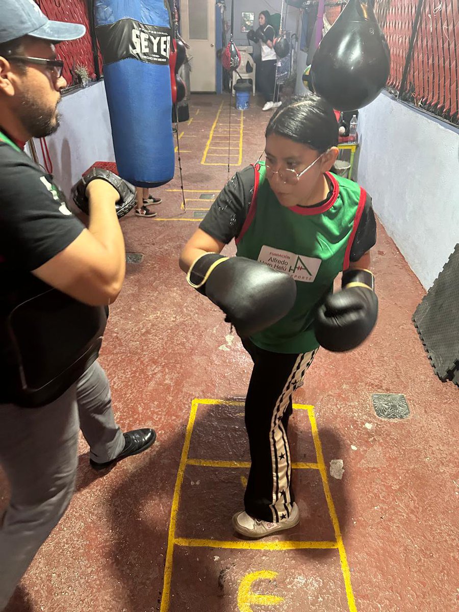 BellDianFerbell's tweet photo. @FAHHdeporte Entrenamiento con paletas para trabajar combinaciones y velocidad de boxeo 🥊 con los Profes  Erick Meza y José Meza participando en el #Semaforodeportivo 🚦 https://t.co/P3qbjMN0oJ