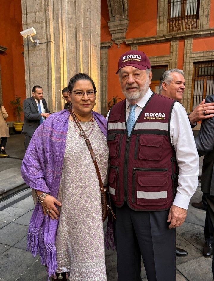 HastaLaMadre000's tweet photo. La @LeniaBatres que odiaba la #MafiaDelPoder junto al chairo siervo de la nación Carlos Slim
Y Carlos Slim no baja de gata, naca y arrabalera a la @LeniaBatres
Pero ahí están juntos, oliéndose el sobaco. Aguantando el asco.
#ZurdosDeMierda
#HDP https://t.co/mimAlLMGtS