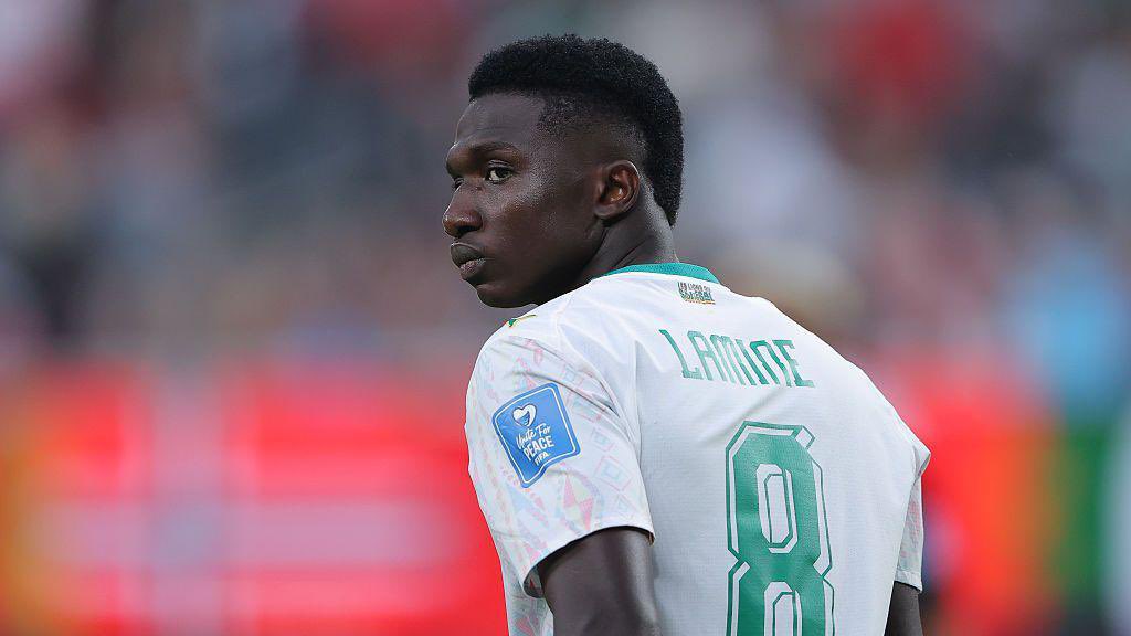 ChelseaFrance's tweet photo. TOUT LE MONDE EST FURIEUX APRÈS LE FLOP CAMARA.

Chelsea est furieux, Lamine Camara est mécontent, Everton est mécontent et Monaco est également insatisfait… personne ne sort gagnant de cette situation.

La visite médicale de Camara a même été interrompue après que Monaco a appelé Chelsea pour leur annoncer : « Désolé, le deal ne se fera pas. »

La raison ? Everton avait finalement repris contact avec Monaco pour relancer le transfert de Folarin Balogun.

Fabrizio Romano souligne également le comportement de Chelsea lors de ce Deadline Day.

Les Blues auraient pu dire à Manchester City : « Désolé, Enzo ne partira pas puisque nous n’avons pas obtenu son remplaçant. »

Mais Chelsea a choisi d’agir comme un club sérieux, en respectant sa parole et ses engagements.

[@FabrizioRomano]