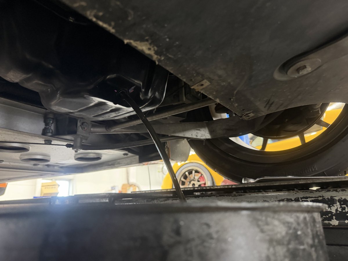 TiRacingtir's tweet photo. 【🟠エキシージ 整備開始】①
まずはオイル交換からスタート
エンジンオイルはパワークラスターレーシング漆黒
ミッションオイルはパワークラスタースーパーレーシング漆黒になります。
#エキシージ
#パワークラスター
#漆黒 https://t.co/FcQ9B02kho