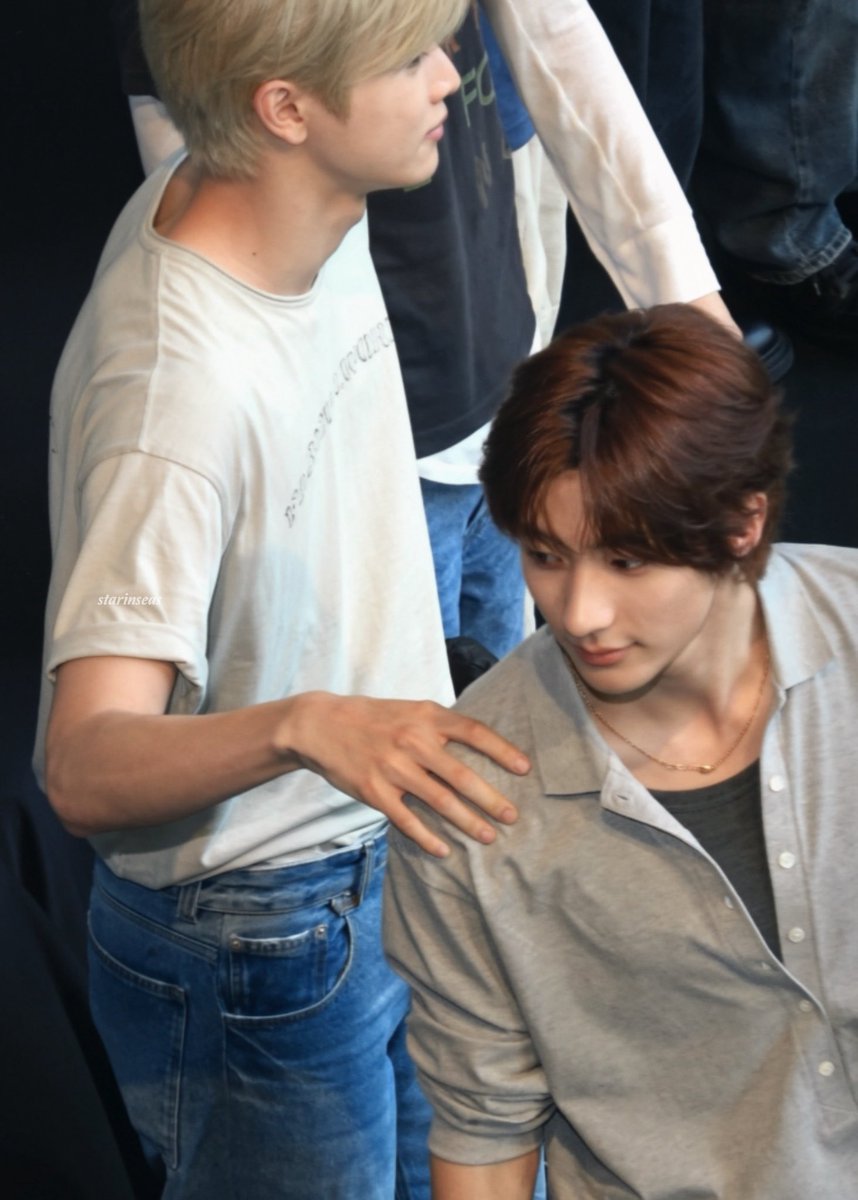 starinseas's tweet photo. 260901 riize makestar fansign in singapore 

🦕🦌🤍

#앤톤 #ANTON
#성찬 #SUNGCHAN
#라이즈 #RIIZE https://t.co/NFUhzLiVgD