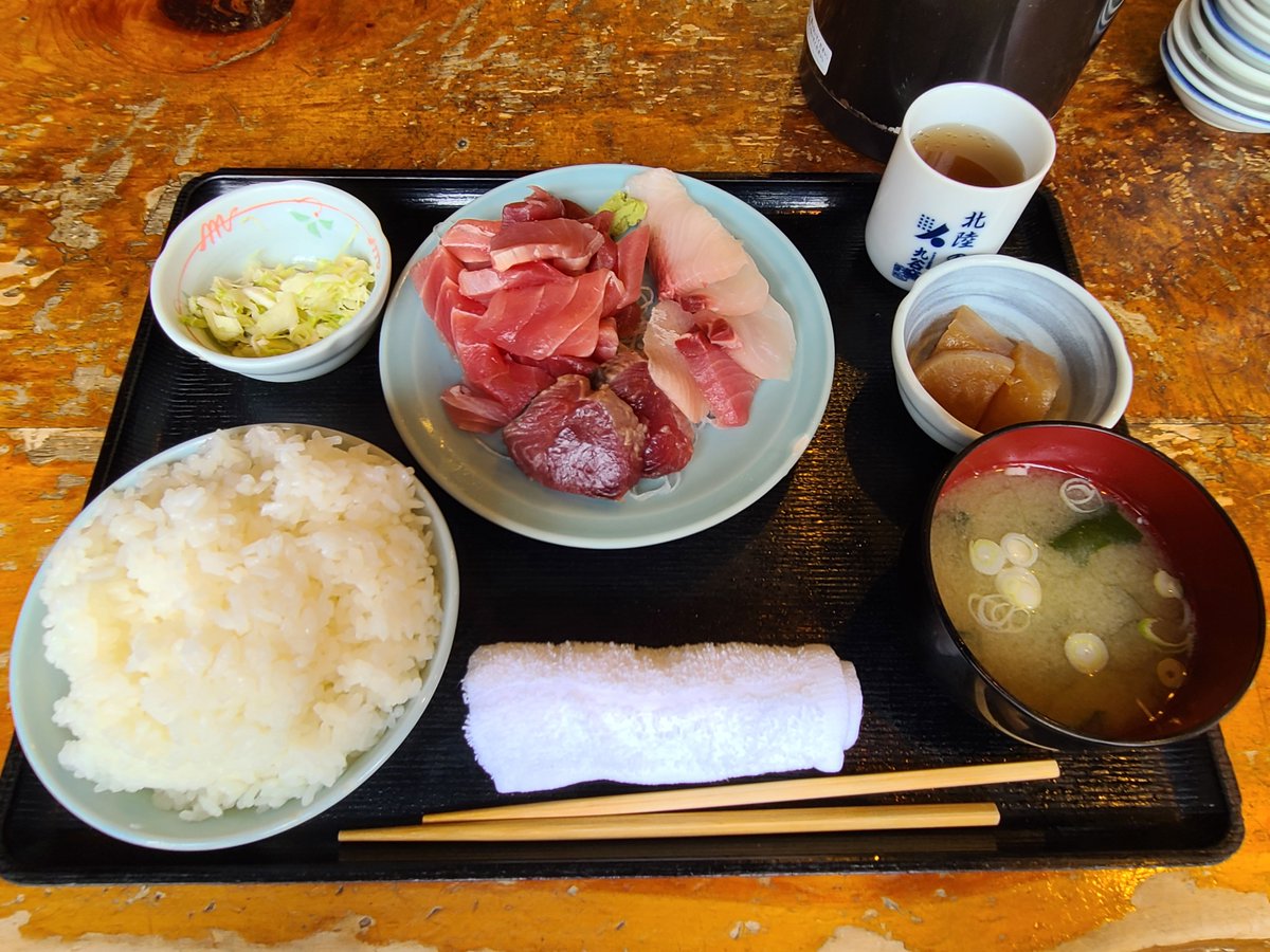 fho1223's tweet photo. ランチは大漁盛り合わせ定食
まぐろ、かつお、ぶり、たいが
たっぷり、美味しい。

#お刺身
#和鮮しんま 
#木場 https://t.co/SPn1gElkiH