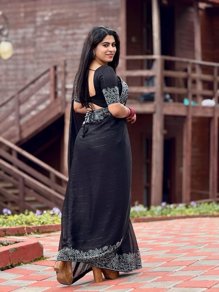 UrbanKingX89's tweet photo. तेरे ख्यालों में खो जाना अच्छा लगता है,
तेरे नाम से मुस्कुराना अच्छा लगता है,
पूछते हैं लोग वजह मेरी खुशी की,
मुझे बस तेरा नाम बताना अच्छा लगता है। ❤️
#Love #Ishq #Mohabbat #Pyar #DilSe #RomanticShayari #TrueLove #LoveVibes 

@Komal__bhatiya https://t.co/duhiQre1wL