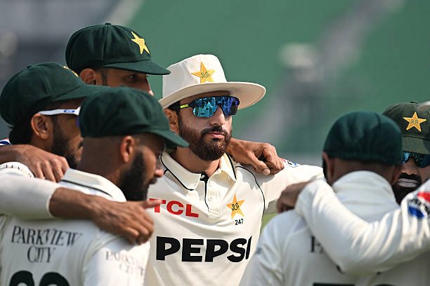 CallMePazi1_'s tweet photo. 🚨 SALMAN ALI AGHA RETURNS TO SQUAD 🚨

Salman Ali Agha will meet King Charles today at Clarence House.

After being released from Pakistan’s Test squad, Salman has been instructed to immediately rejoin the team. (Au Rangzab Younis) https://t.co/hHn7OZbzjM