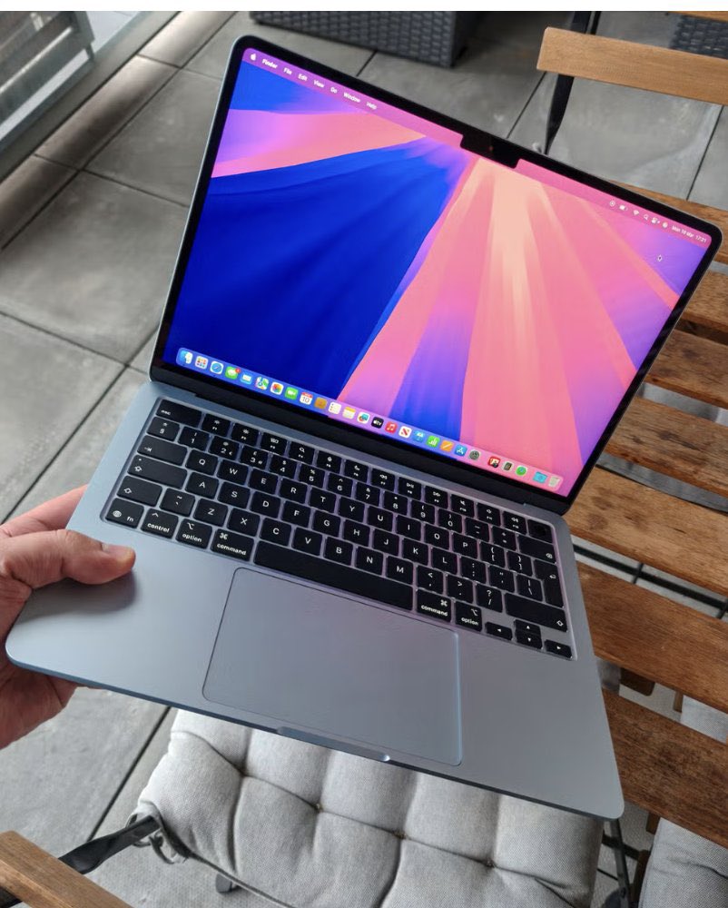 ryukozyy's tweet photo. you can only use one OS forever:

MacOS                         or                     Linux? https://t.co/rylGjhBfMR