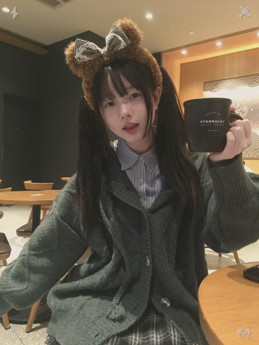 cmosemak's tweet photo. 🙀A vivid, illustrated book made Lola’s cheeks flush as she shut it. “Thanks. You’re pretty great too—your photography skills are incredible. You ought to pursue photography professionally instead of working at the record store.” https://t.co/iqzEyEl4Rr