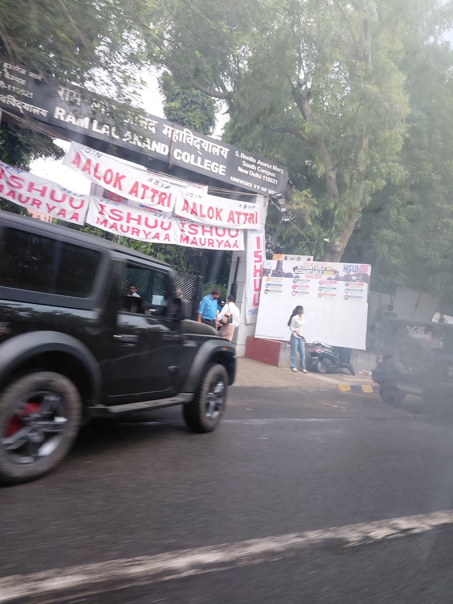 ambikadev's tweet photo. @dtptraffic Benito Juarez Marg near DU South Campus has become a parking zone for student election campaigners. Cars are parked along the road during office hours, leaving one narrow lane for traffic &amp; causing a major bottleneck. Please take immediate action . #DelhiTraffic https://t.co/3IiHdzipyp