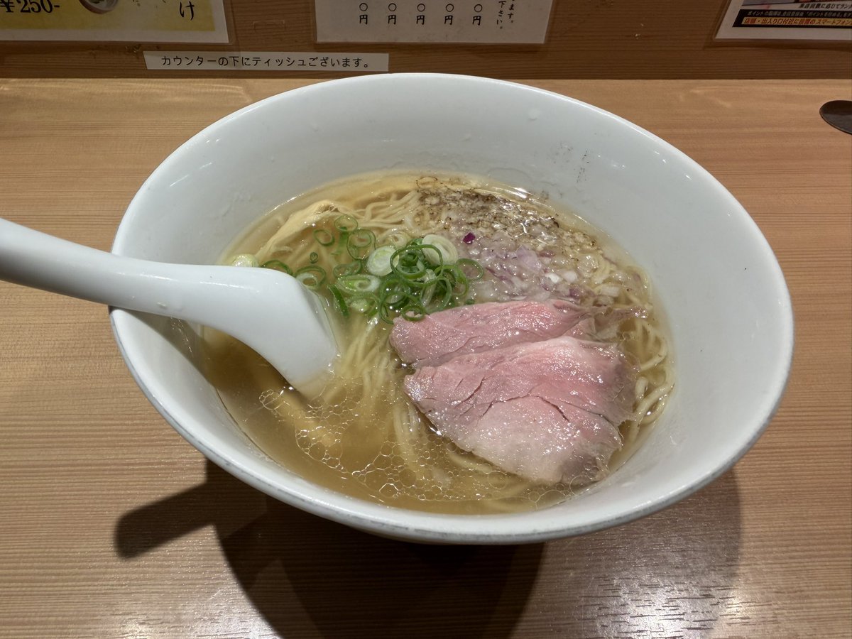 ta15ka's tweet photo. @bakuretu_dragon どっちも同じくらい美味しかったけど鳳仙花は締めのお茶漬けも美味しかったです。
チャーシューが2種類乗ってる方がくらむです。 https://t.co/Z3z6Tt6dVb