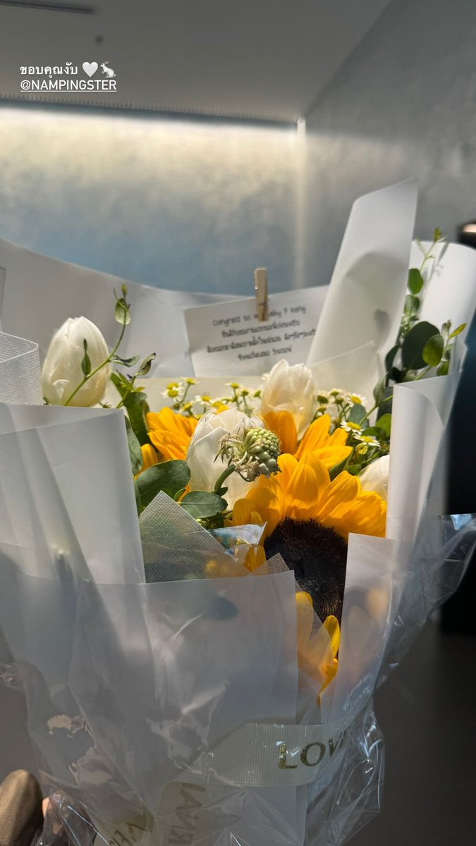 pinocchiobeam's tweet photo. will never get over namping writing “congrats to my baby p’keng” on a note to his boo in a bouquet of sunflowers 
#kengnamping https://t.co/fbY1ndTKSo