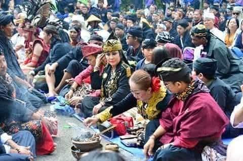 agama_nusantara's tweet photo. Jutaan penghayat kepercayaan asli Nusantara dipaksa Islam atau Hindu karena KTP...
Seperti bapak ku yang penghayat kapitayan..KTP nya Islam..
Aku kafir juga KTP ku Islam..hanya karena syarat administrasi..
Mengebiri hak azasi untuk memilih agama sesuai hati nurani..

Di Indonesia https://t.co/7wyXEKmXdm