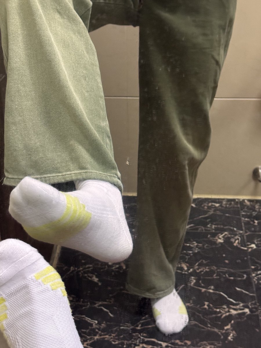 longlong3126's tweet photo. 我觉得这个🧦和这条长裤很配诶！ https://t.co/M53eHhWdQI