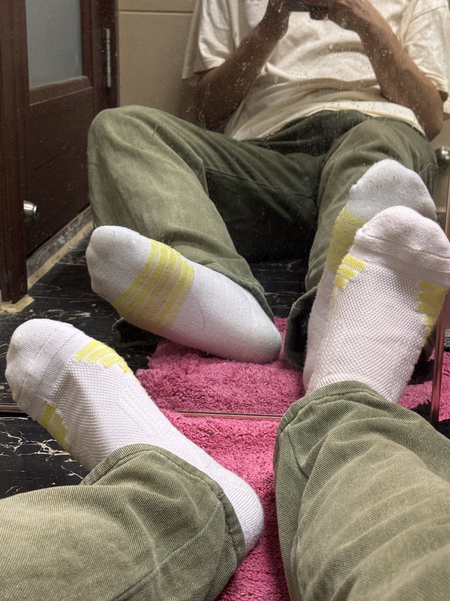longlong3126's tweet photo. 我觉得这个🧦和这条长裤很配诶！ https://t.co/M53eHhWdQI
