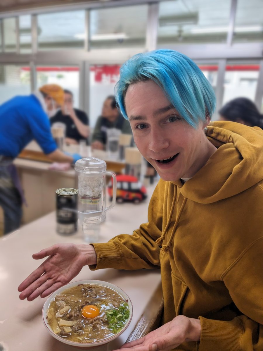 ArturGalata's tweet photo. 徳島で食べたラーメンは甘辛い豚肉と生卵がのっていて、すき焼きを食べているような衝撃の美味しさでした！！日本は地域ごとにスープも麺も具材も全く違うラーメン文化があって、旅をしながらご当地の味を巡るのが最高に楽しい！日本のラーメンの世界、本当に奥が深すぎて沼る！！ https://t.co/2IJezVDoFn