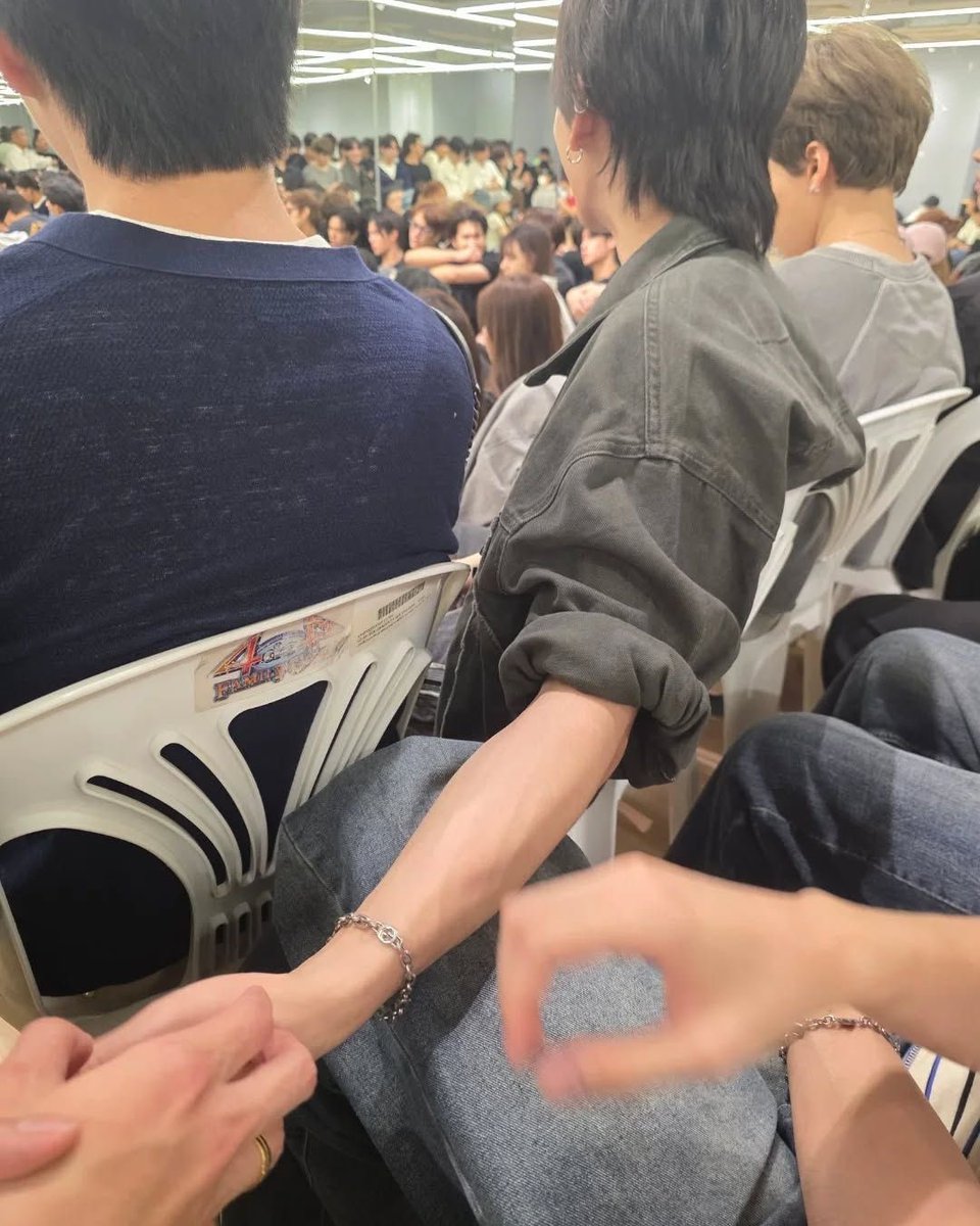 leeyachannie's tweet photo. anyway, remember when PerthSanta held hands bcs they were sitting separately during gmmtv meeting? 😭

#PerthSanta #เพิร์ธแ���นต้า https://t.co/HxSqYRvMQ3