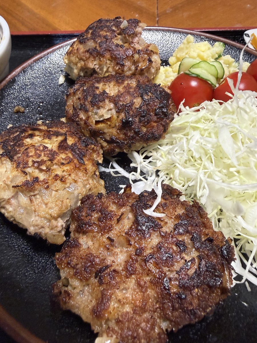 New_seiichi's tweet photo. ぼっち・ざ・昼ご飯！∠(　˙-˙ )／
昨夜の夢。好きな人���告白しました。がしかし、好きな人は別の女の子を紹介されました。
『思い、思われ、ふり、ふられ』片想いは続くのだ。さあ。どうなるSEIICHIくん！！
●自家製！一から作る！得意なんです！！ハ���バーグ！あとは一品料理！昼ご飯「いただきます」