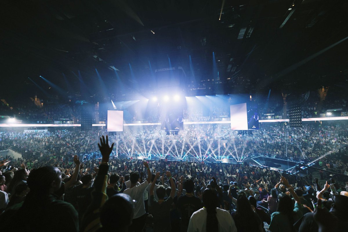 novastartech's tweet photo. 🎬 COEX Case Series

Thousands of people. Powerful visuals. One unforgettable experience. 

For Motion Conference, CTS AVL delivered a large-scale LED display solution powered by NovaStar COEX MX2000 Pro and @Pixelhue1  P20, helping bring high-energy worship, live content, and dynamic visuals to life for thousands of attendees.

The setup featured 966 LED tiles, supporting multiple content sources including live cameras, graphics, and presentation content. Paired with 8 CVT10 Pro fiber converters, the solution provided reliable long-distance signal transmission and stable performance throughout the large-scale display system.

With multiple content sources working seamlessly together, COEX MX2000 Pro helped keep every visual moment smooth, stable, and impactful—supporting an engaging experience from the opening moment to the final one. 

#NovaStar #COEX #MX2000Pro #MotionConference #LEDDisplay #LiveEvents #Worship #EventTechnology