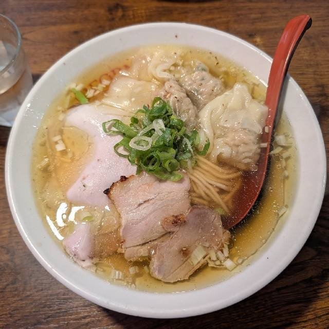 sumeshi0206's tweet photo. 煮干し中華（白）中盛 at 中華そば カリフォルニア

ほぼ大盛りの量！そして具だくさんなのに全部美味くてスープも麺も最高に美味い！！！  #毎日がラーメン https://t.co/yA3Ip96LMl https://t.co/GME8S4iKrl