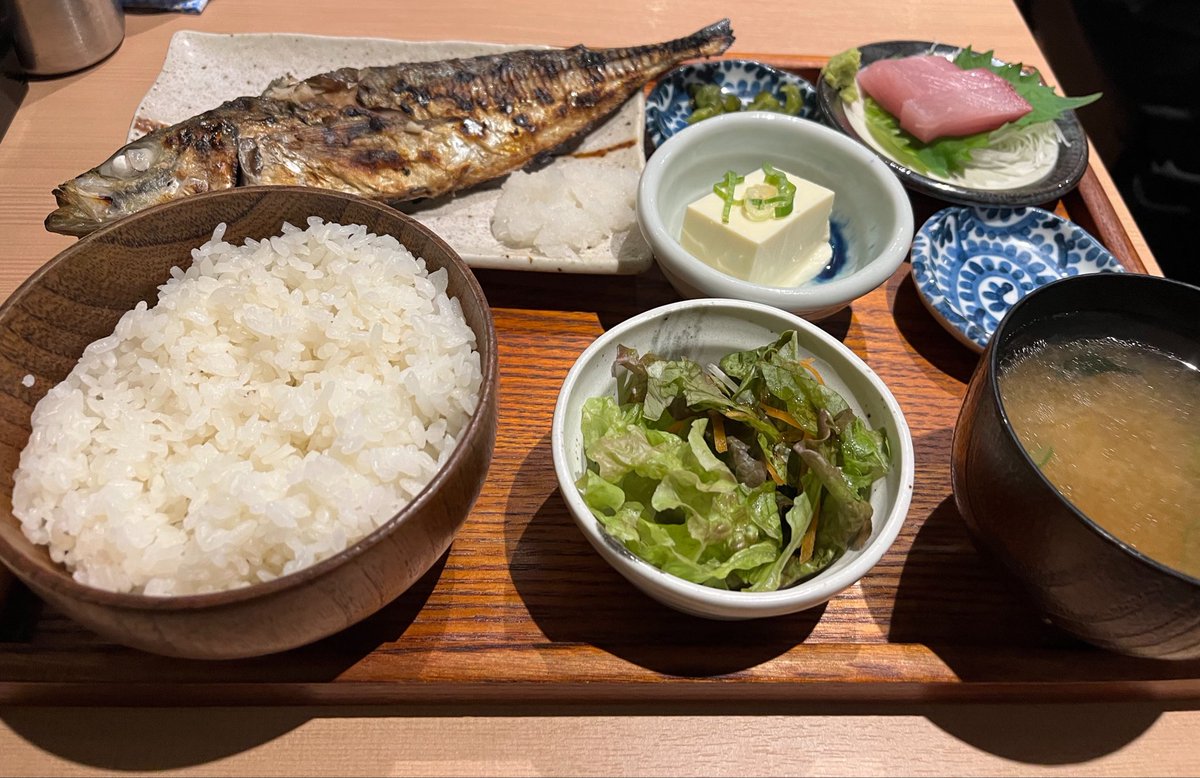 galactic__force's tweet photo. 島根県産真あじの炭火焼き定食　1150円

あじの丸焼きを初めて食べたかもしれない🐟
どれも最高なうえにご飯と汁がおかわり無料です🆓 https://t.co/Hzji2fvKHr