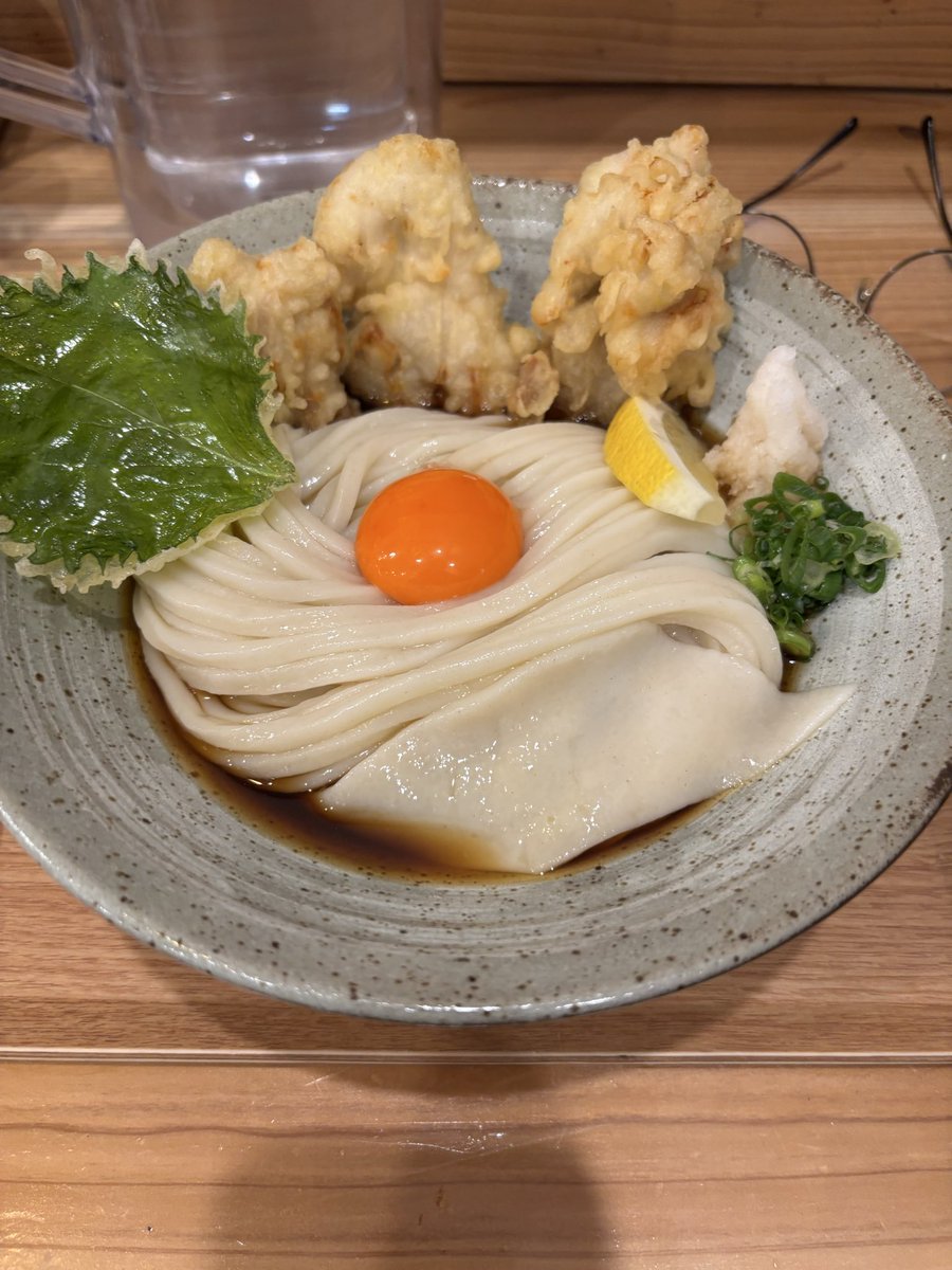 GrwaNnKqMn5nG68's tweet photo. 今日のお昼は、ぶっかけうどんを食べた。

個人店。前から行こうと思っていた。

店員は全員日本人。

とても対応が良い。

お店を出るところまで、見送りに
来ていただいた。

気持ちよかった。

某チェーン店の社長は、日本人は働かないというが、

動機づけの問題ではないのか。

社長に働かないと言われた社員は、
可哀想だ。

松下幸之助は、松下電器成功の理由として、

「優秀な社員に恵まれた事」と挙げていた。

先輩から聞いたこんなエピソードがある。

松下幸之助がある日PHPの数人の
社員に訊ねた。

「わしは、君らよりも学歴はないけど、
ひとつだけ君らより優れたところが
ある。何かわかるか？」

そう聞いて、しばらくしてから

「君らのような優秀な社員に働いて
もらえることや」

と答えた。

日本企業にかつての輝きがないのは、

外からの影響だけではないと思う。

社員を大事にしなくなったし
育てなくなった。
