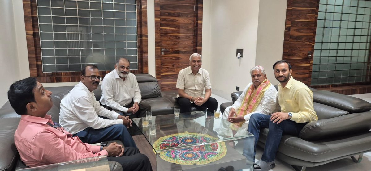 DrPremKrBihar's tweet photo. दिल्ली प्रवास के क्रम में श्री अनिल भक्कर जी के आवास पर स्नेहिलजनों द्वारा किए गए आत्मीय स्वागत से अभिभूत हूं। आप सभी के प्रेम, स्नेह और अपनत्व के लिए हृदय से आभार।
यह आत्मीयता सदैव मेरे लिए ऊर्जा और प्रेरणा का स्रोत रहेगी।
#DrPremKumar #DelhiPravas #AatmiyaSwagat #NewDelhi https://t.co/0LhpJGWF8L