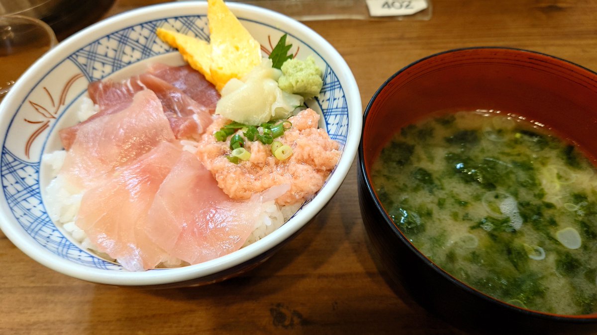 ohfutoshi's tweet photo. 今日のお昼
メニューの写真とかなり違うけど…
#マグロ三色丼 https://t.co/LvDWXuPCZ6