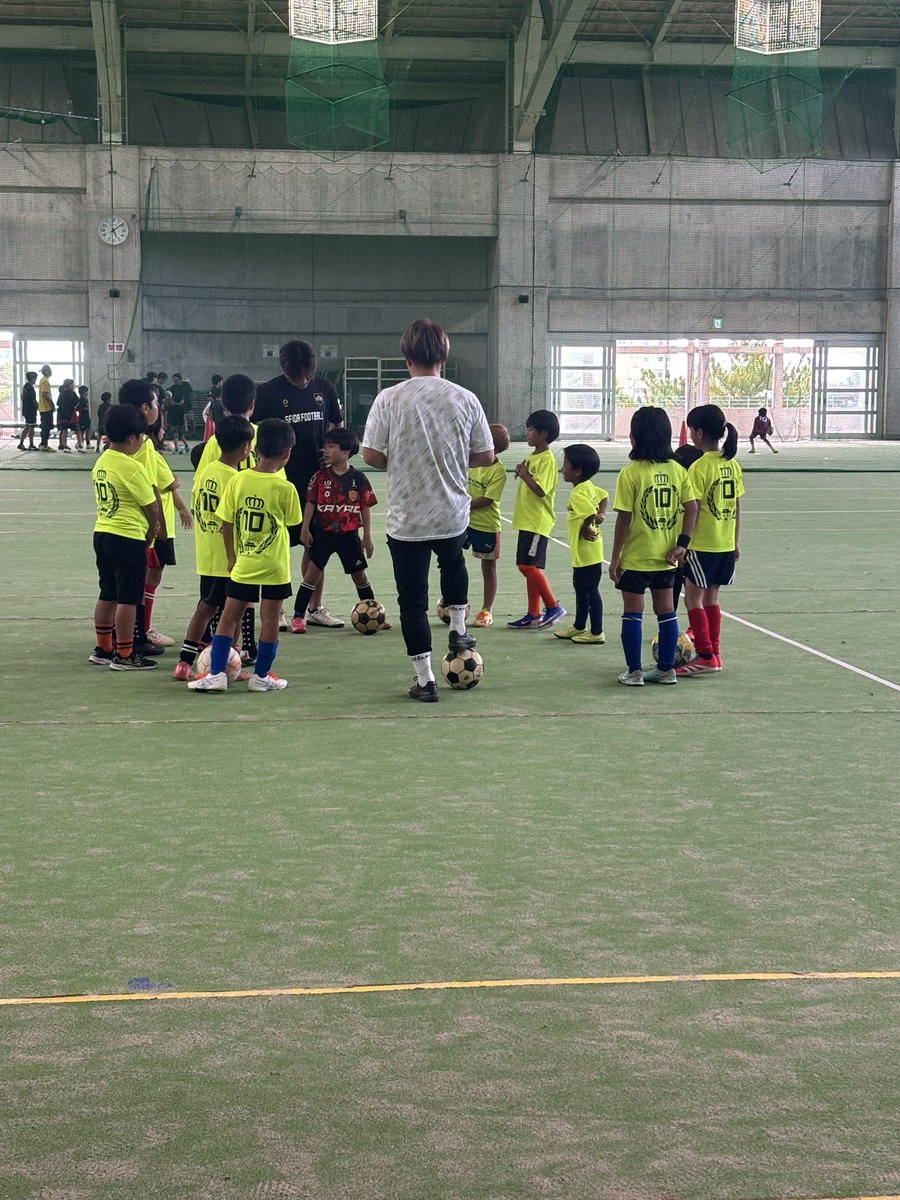 LILY73blessing's tweet photo. 昨日はトミーのサッカースクールへ
参加させてもらいました🥹

夢のような時間🥹

本当にレベルが凄くて高くて驚き😳

特にトミーJr3兄弟ヤバい！

現役Jリーガーから
直接指導受けれるスクール！

沖縄帰省の時だけでも通えるか
トミーと相談👍

次回トミースクール入会だ😁 https://t.co/9t5UbkfSG1
