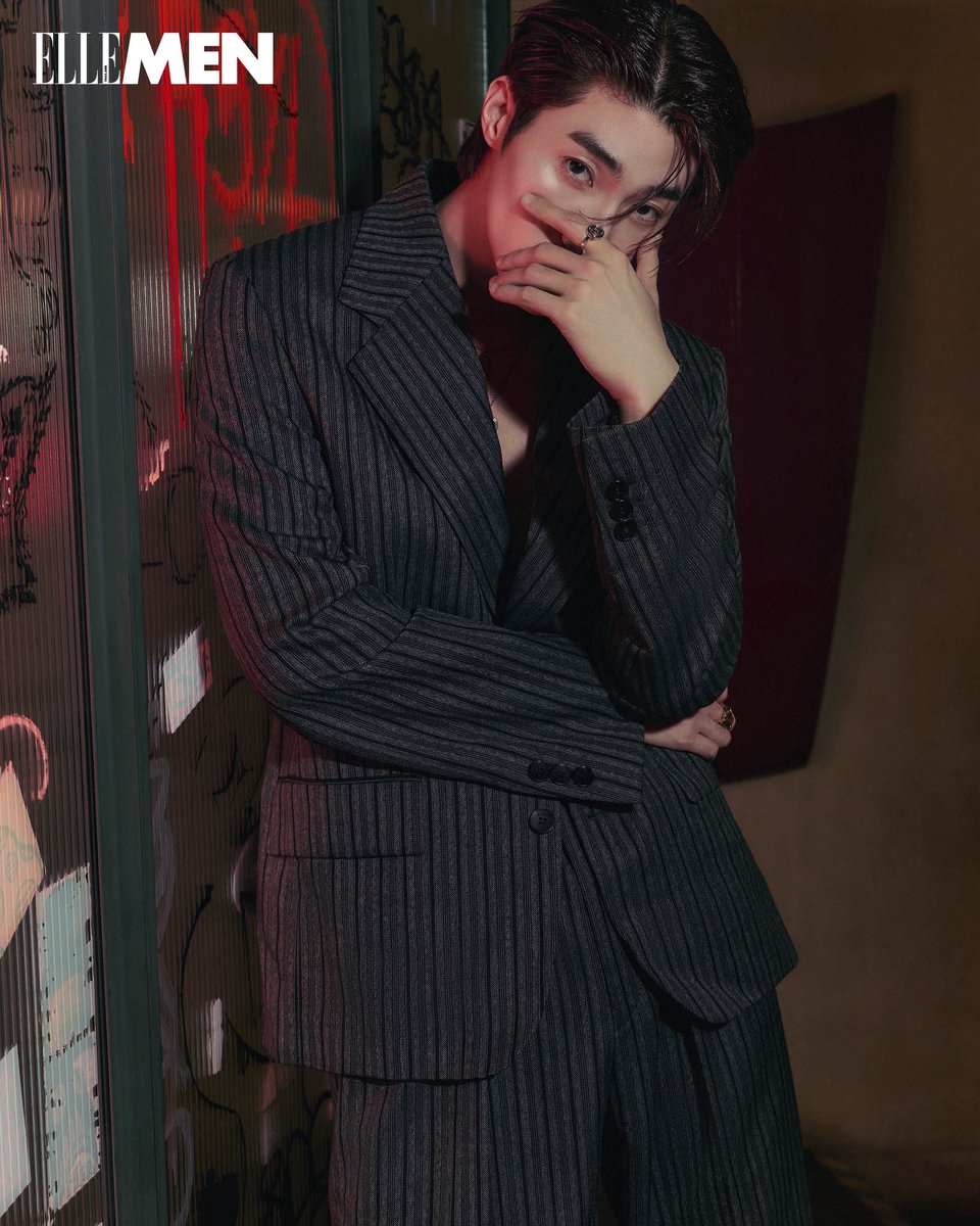 ElleMenThailand's tweet photo. After Hours สัมผัสมนต์เสน่ห์ยามค่ำคืนของกรุงเทพฯ ไปพร้อมกับ ‘บลู-พงศ์ทิวัตถ์’ ฟรอนต์แมนของ ELLE MEN Thailand เดือนกันยายน 2026 ในหลากลุคกลิ่นอาย 80s จาก Versace

#ElleMenThailand  #ElleMenSeptember  #ElleMenAndBluePongtiwat  #BluePongtiwat #Versace https://t.co/Orse7uz5XS