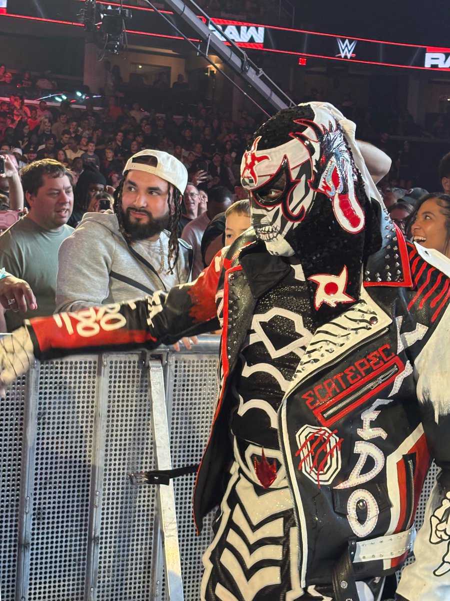 Lisa8808070925's tweet photo. #WWECleveland #WWERAW @PENTAELZEROM #Penta #CeroMiedo https://t.co/LYdNZgvmn3